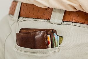 porte-monnais avec des cartes de crédit dans la poche d'un pantalon