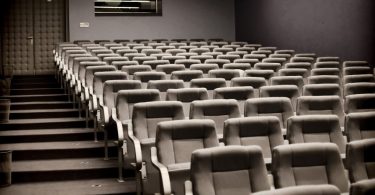 sieges d'une salle de cinéma