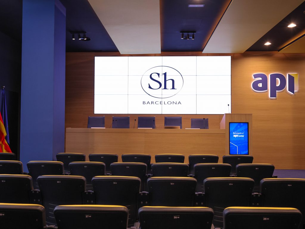 L'auditorium du Centre Apialia avec le logo ShBarcelona